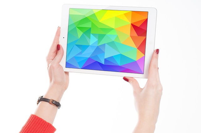 iPad s barevnou plochou